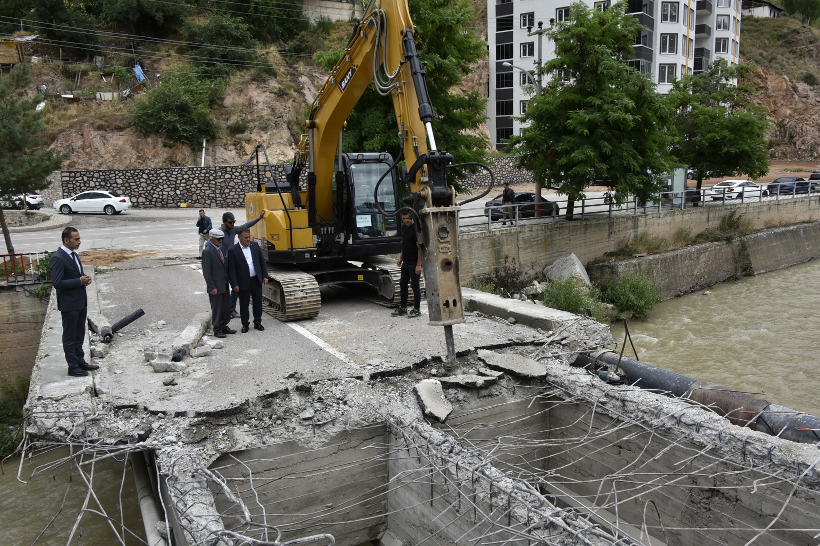 Gümüşhane’de riskli köprünün yıkımı başladı 4