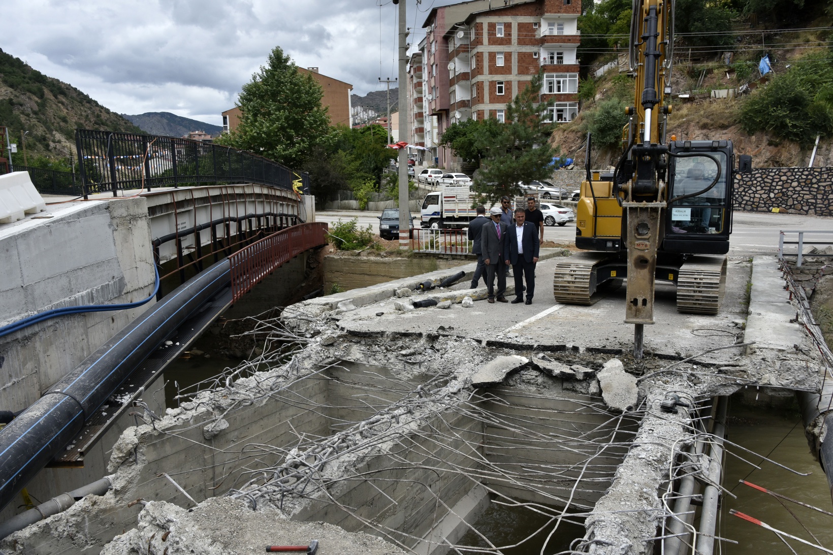 Gümüşhane’de riskli köprünün yıkımı başladı 7