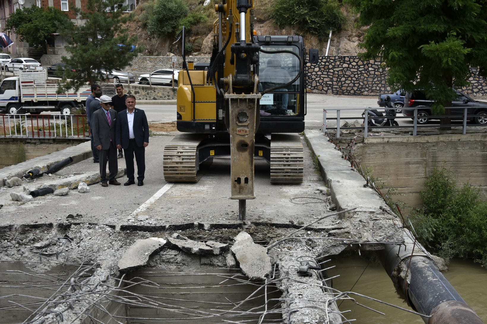 Gümüşhane’de riskli köprünün yıkımı başladı 10