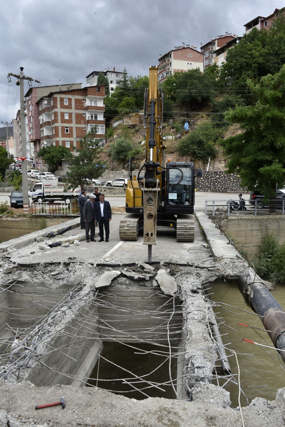 Gümüşhane’de riskli köprünün yıkımı başladı 3