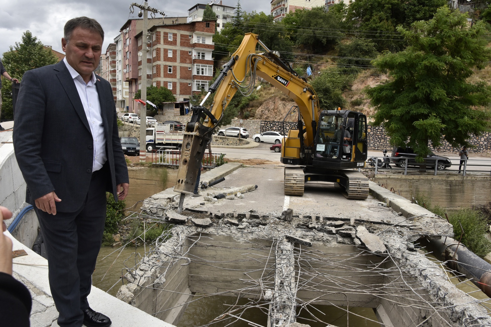 Gümüşhane’de riskli köprünün yıkımı başladı 8