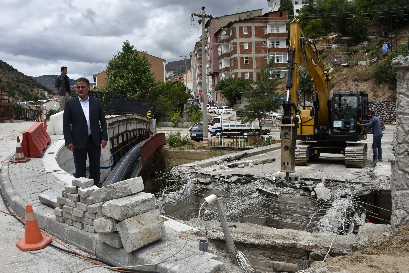 Gümüşhane’de riskli köprünün yıkımı başladı 2