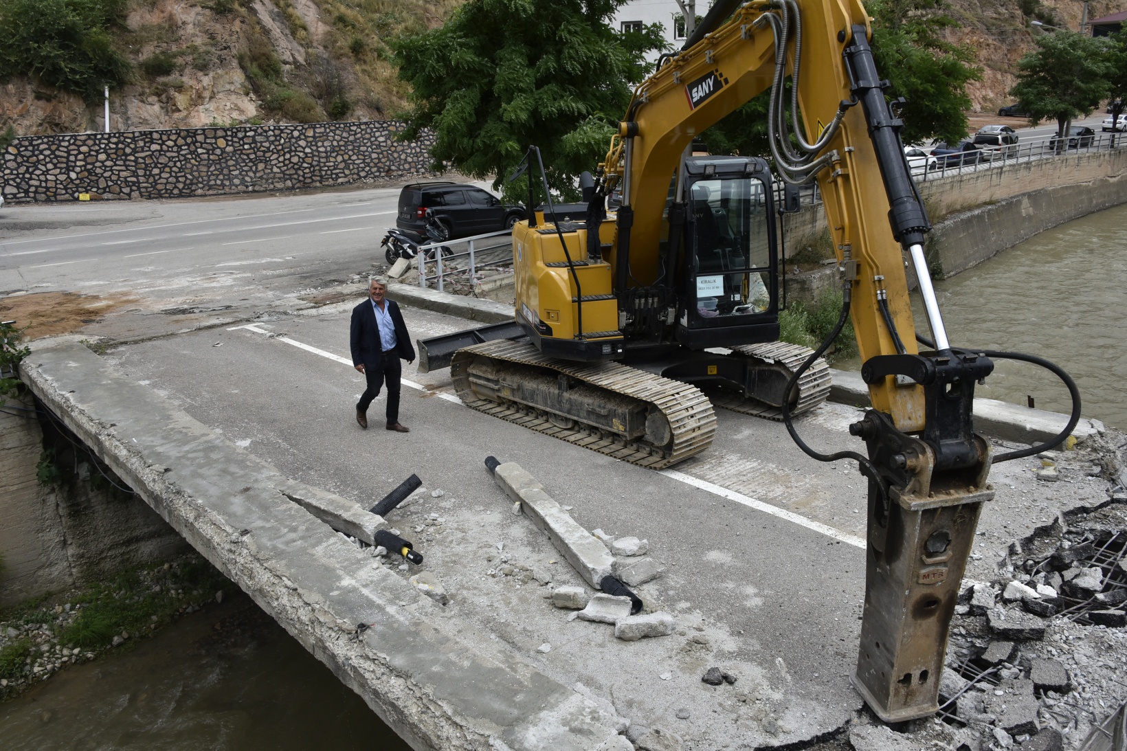 Gümüşhane’de riskli köprünün yıkımı başladı 5