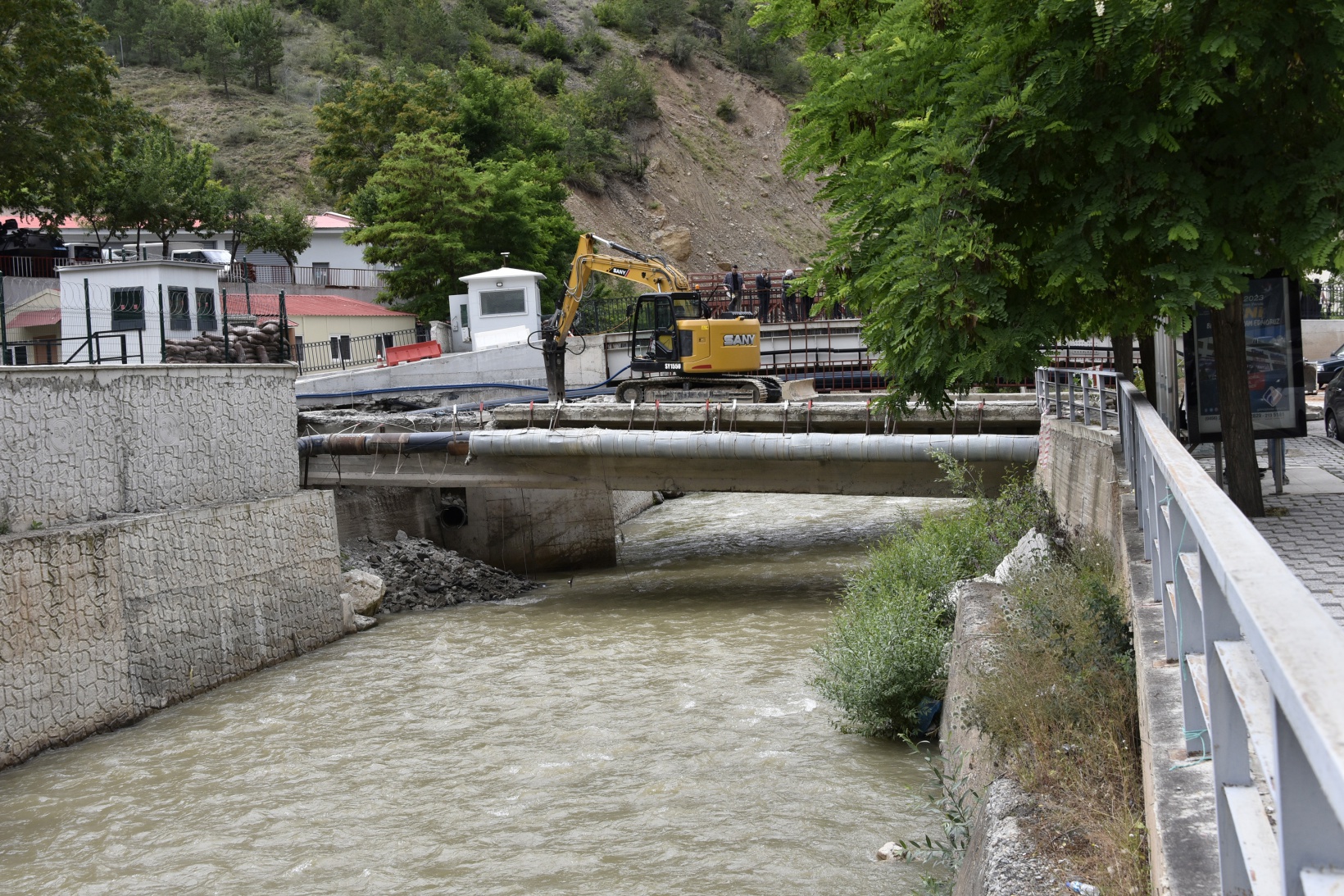 Gümüşhane’de riskli köprünün yıkımı başladı 6