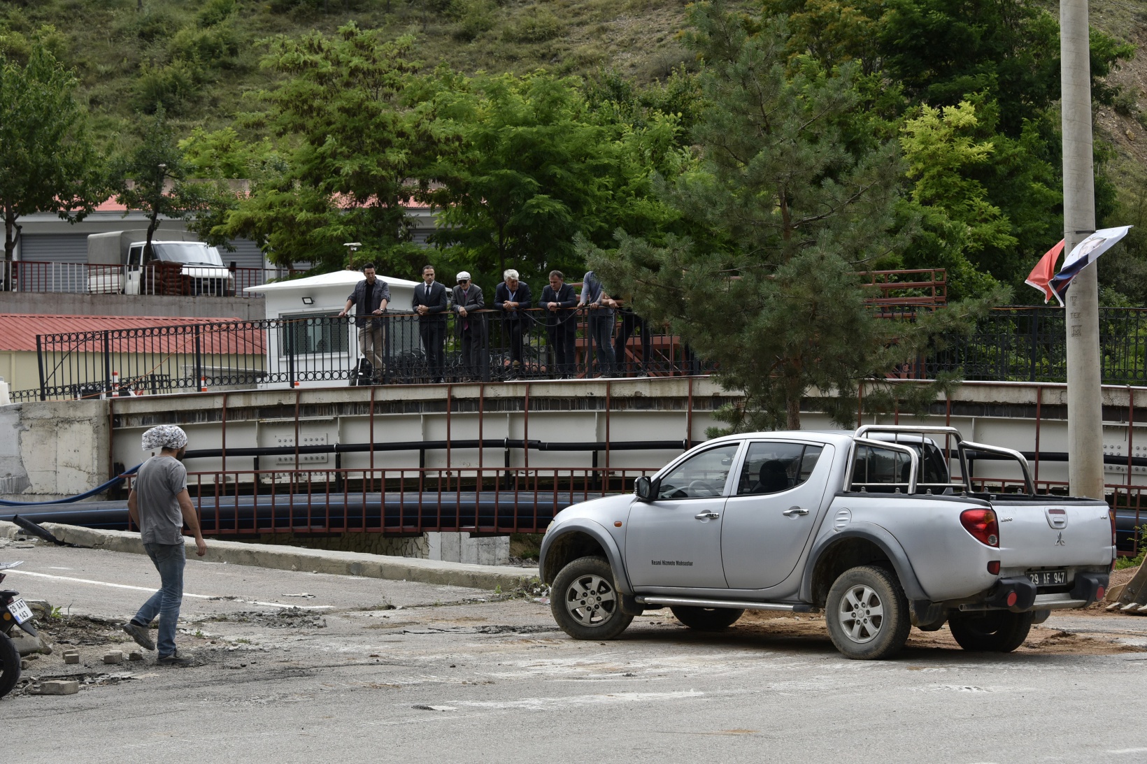 Gümüşhane’de riskli köprünün yıkımı başladı 9