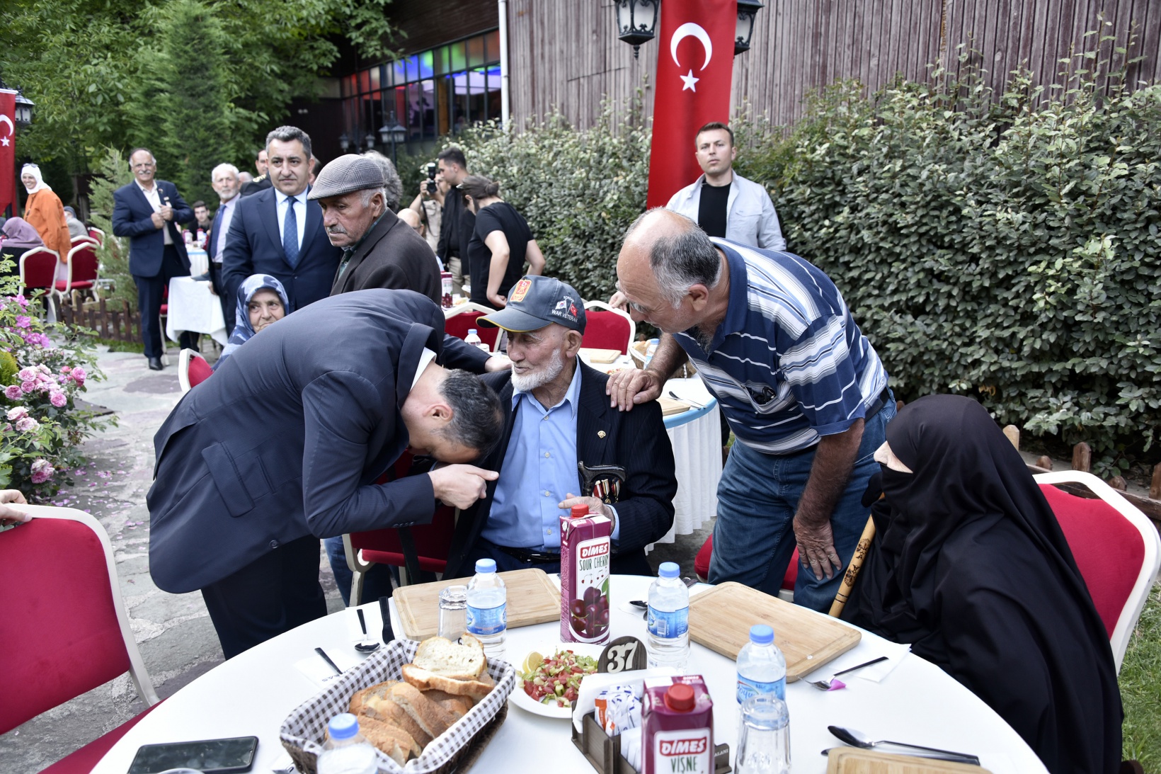 Şehit aileleri ve gaziler onuruna yemek 3