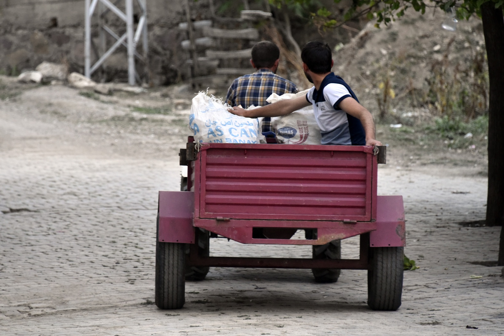 Babası yorulmasın diye traktör yaptı 8