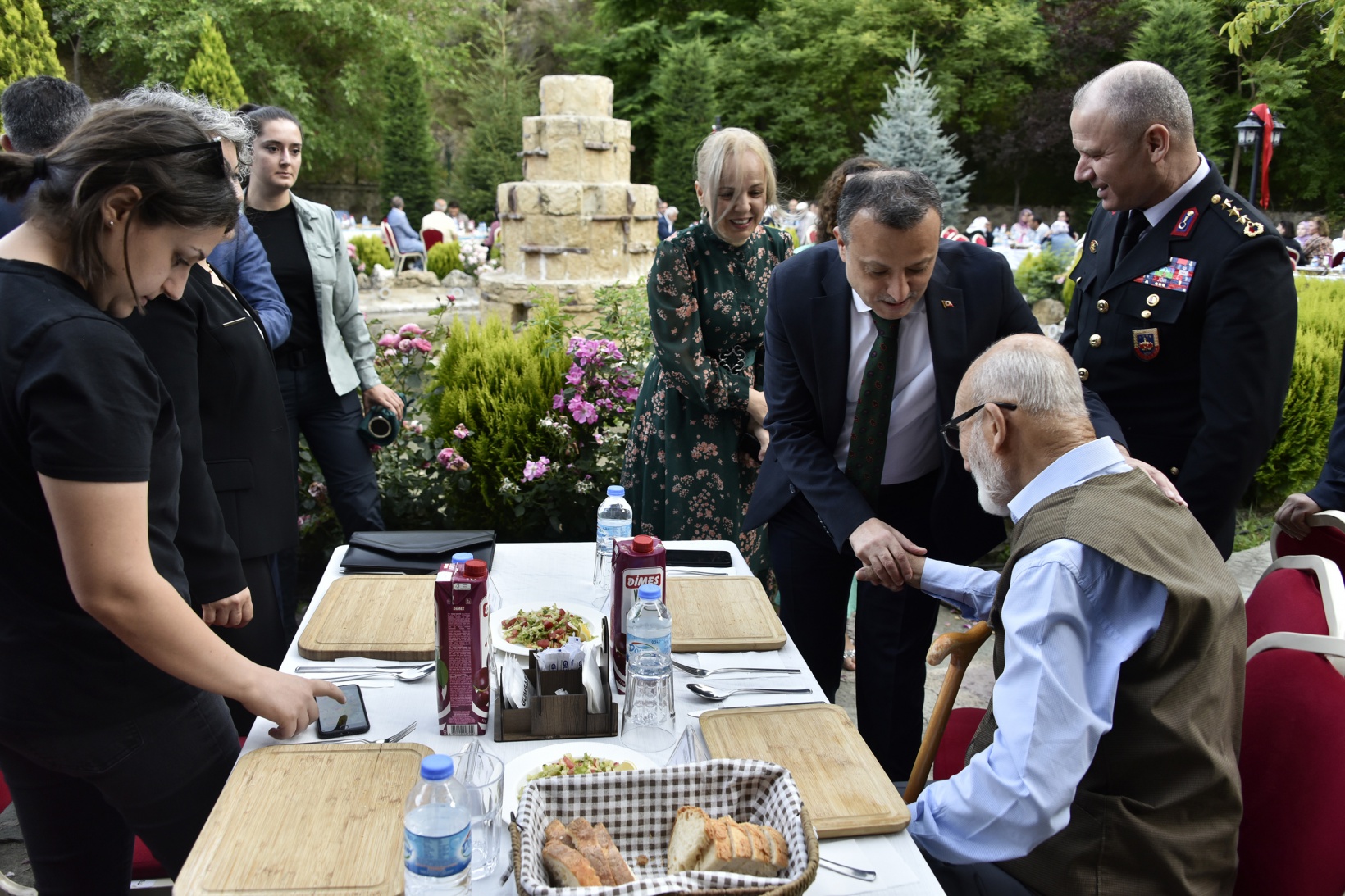 Şehit aileleri ve gaziler onuruna yemek 17