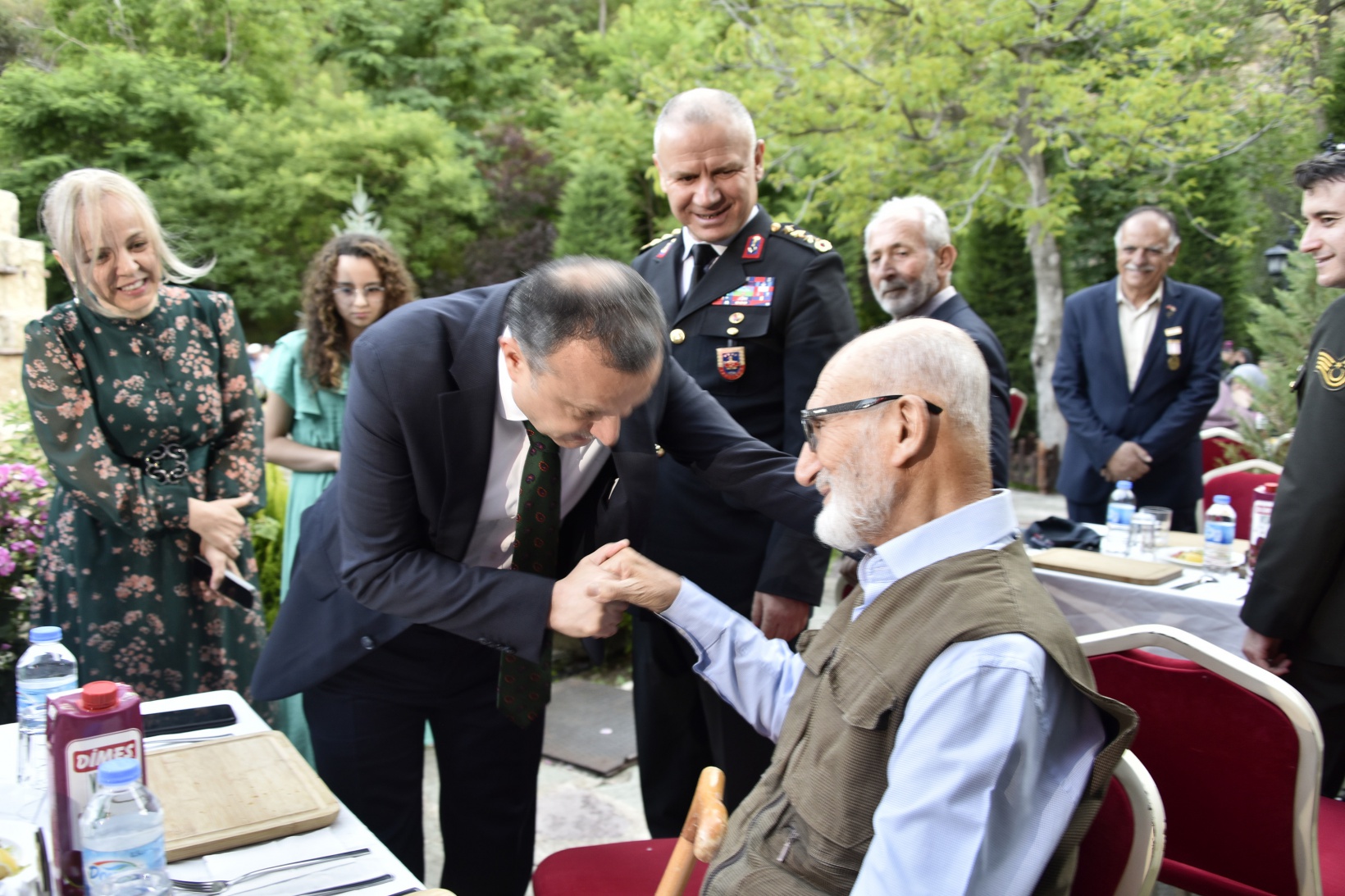 Şehit aileleri ve gaziler onuruna yemek 16