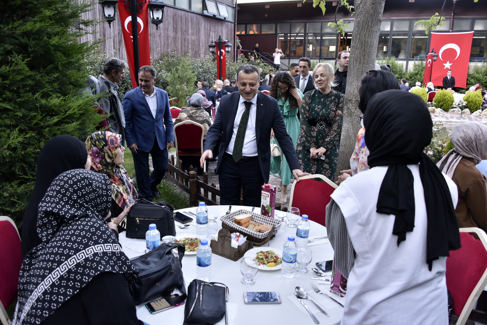 Şehit aileleri ve gaziler onuruna yemek 30