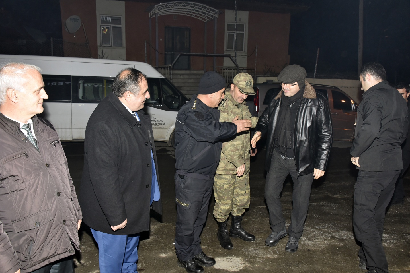 Vali Memiş’ten 2 bin 50 metrede asfalt emekçilerine yemek 2