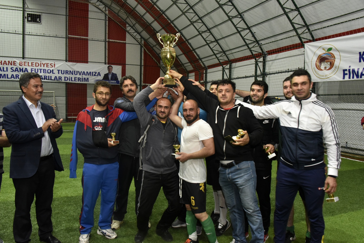 Gümüşhane’de kurumlararası halı saha turnuvasının şampiyonu Belediye oldu 32