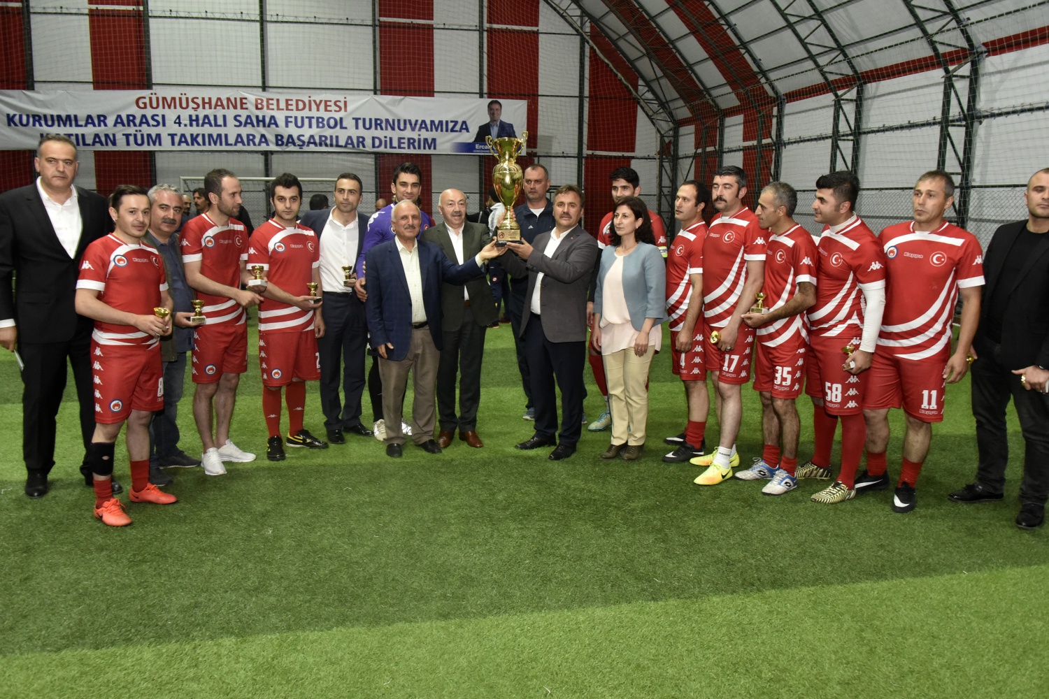 Gümüşhane’de kurumlararası halı saha turnuvasının şampiyonu Belediye oldu 44