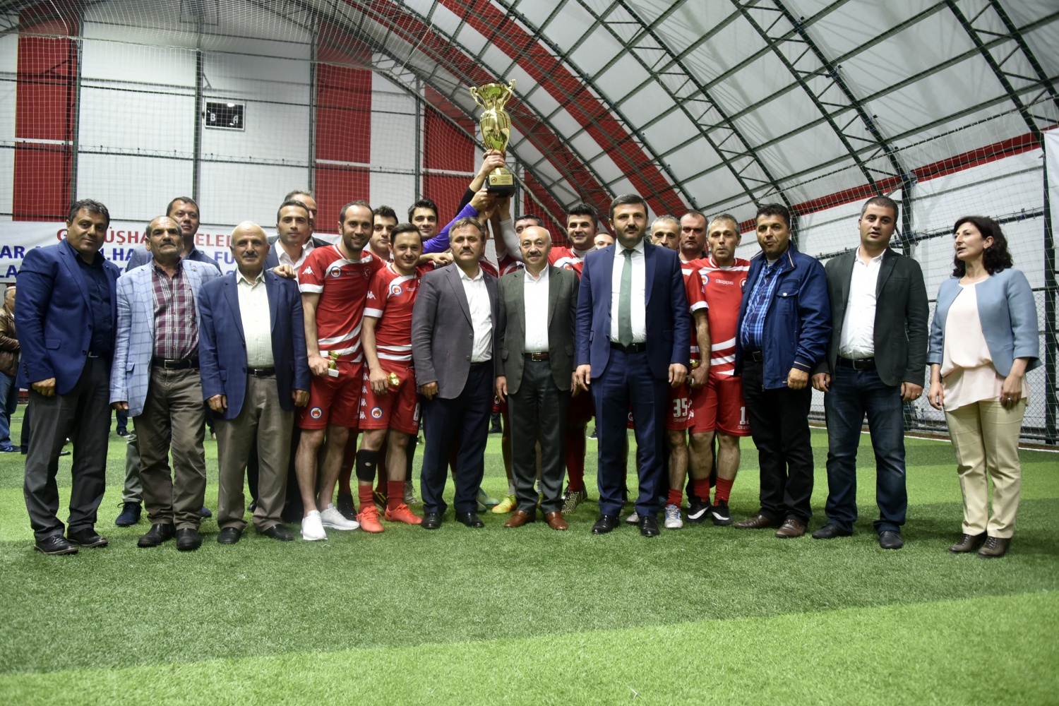 Gümüşhane’de kurumlararası halı saha turnuvasının şampiyonu Belediye oldu 46