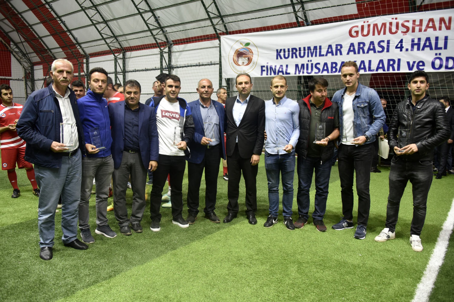 Gümüşhane’de kurumlararası halı saha turnuvasının şampiyonu Belediye oldu 47