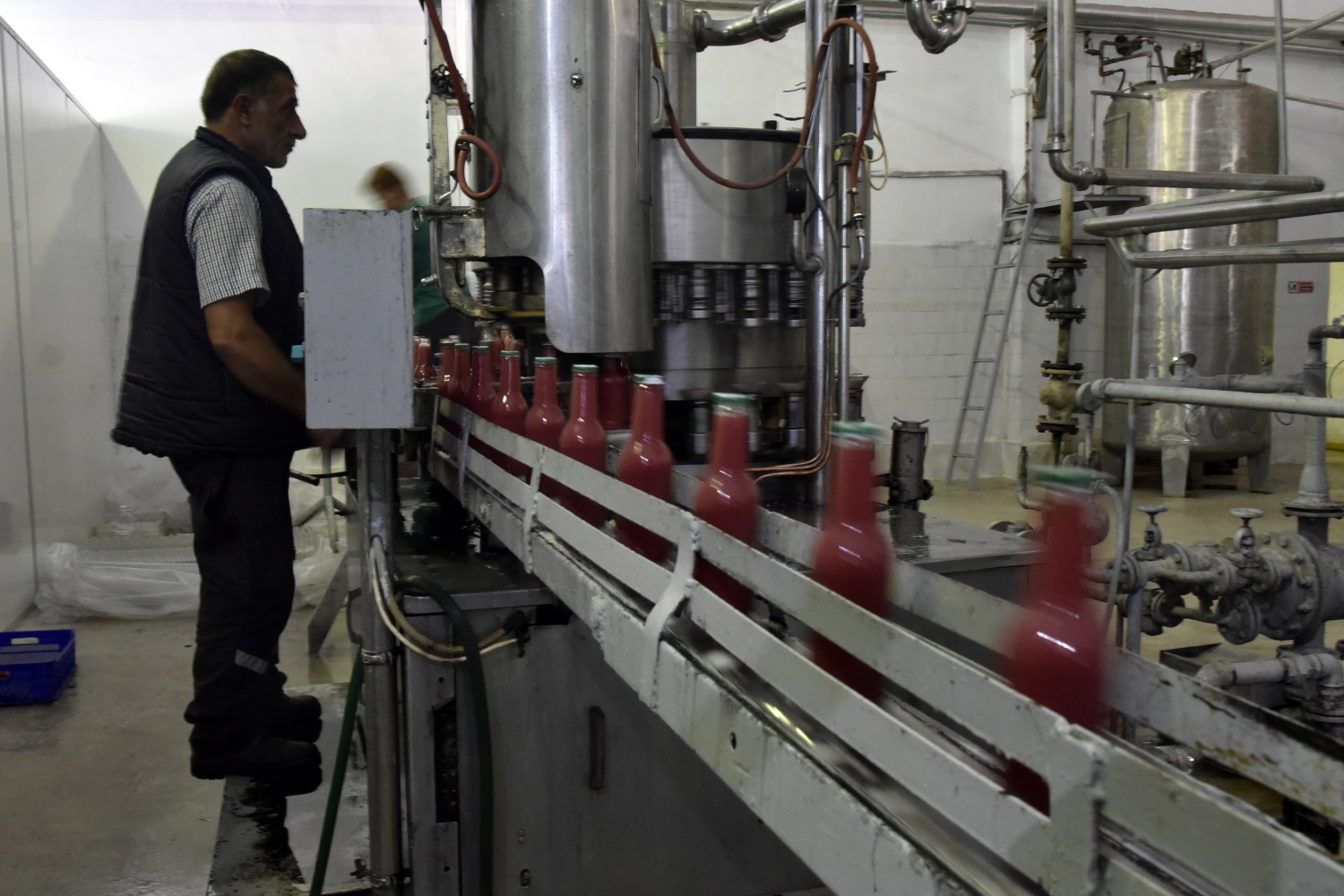 Fabrikanın bahçesi kırmızı renge büründü 13