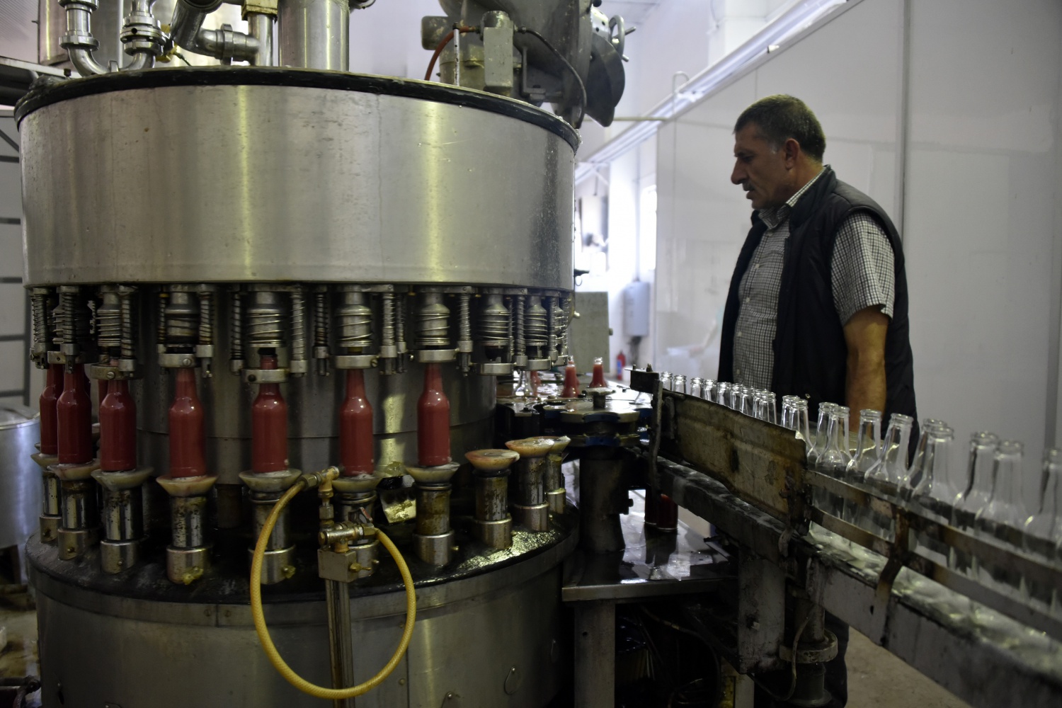 Fabrikanın bahçesi kırmızı renge büründü 11