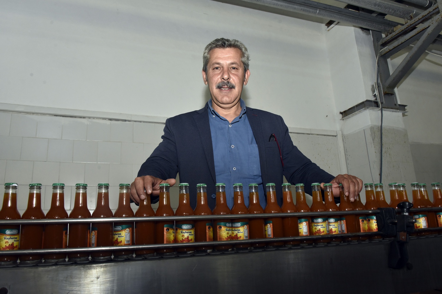 Fabrikanın bahçesi kırmızı renge büründü 15