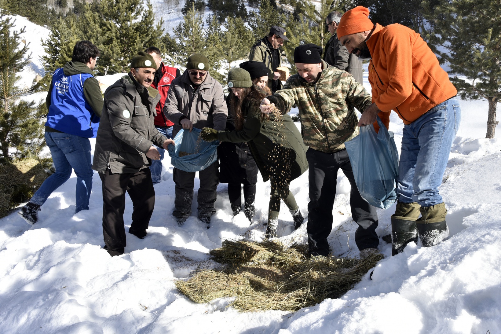 Gümüşhane’de yaban hayatına yem bırakıldı 9