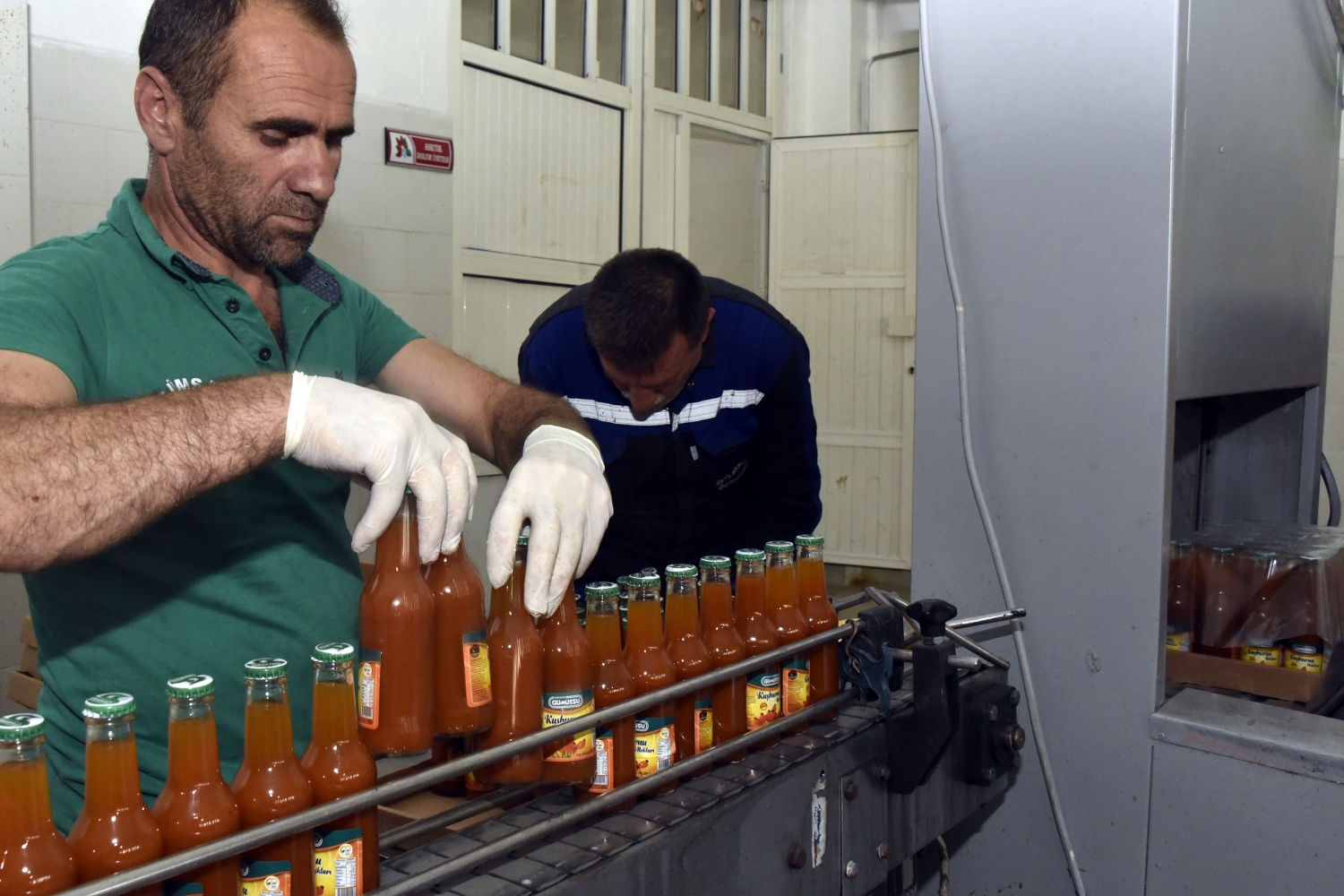 Fabrikanın bahçesi kırmızı renge büründü 17