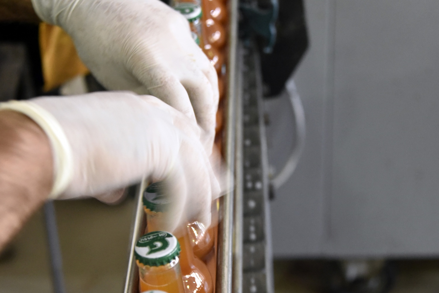 Fabrikanın bahçesi kırmızı renge büründü 7