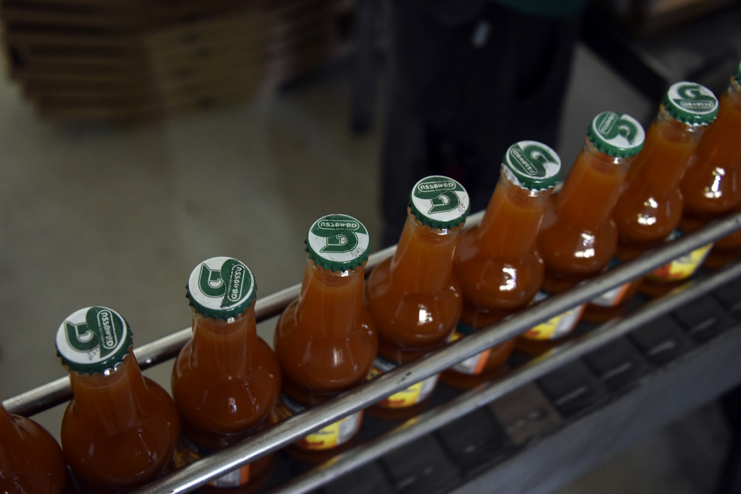 Fabrikanın bahçesi kırmızı renge büründü 10