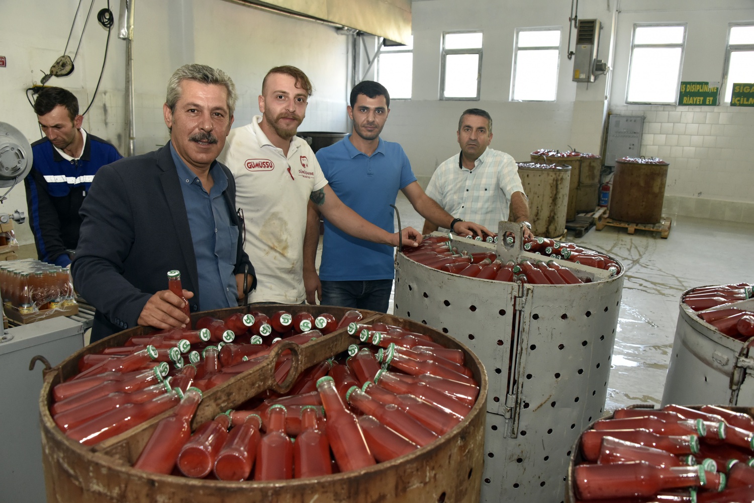 Fabrikanın bahçesi kırmızı renge büründü 16