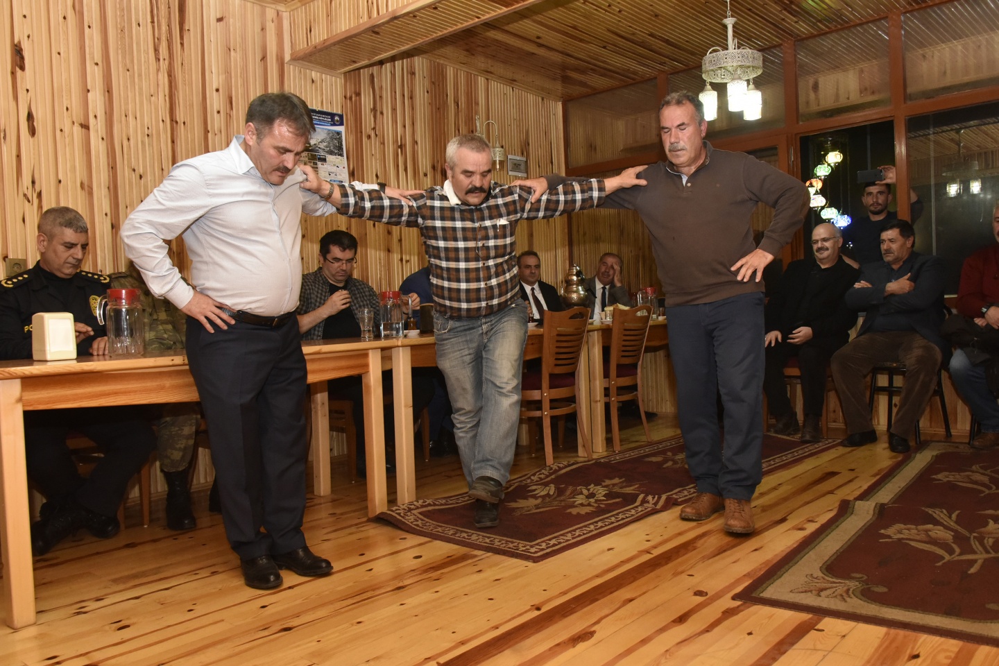 Vali Memiş’ten 2 bin 50 metrede asfalt emekçilerine yemek 55