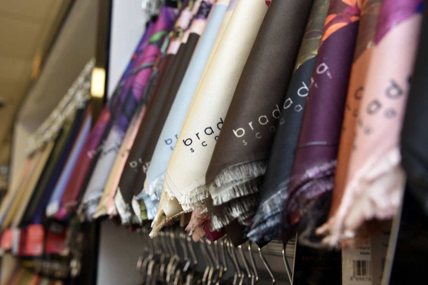 20 metrekare dükkanla başladı, şimdi dünyaya eşarp satıyor 1