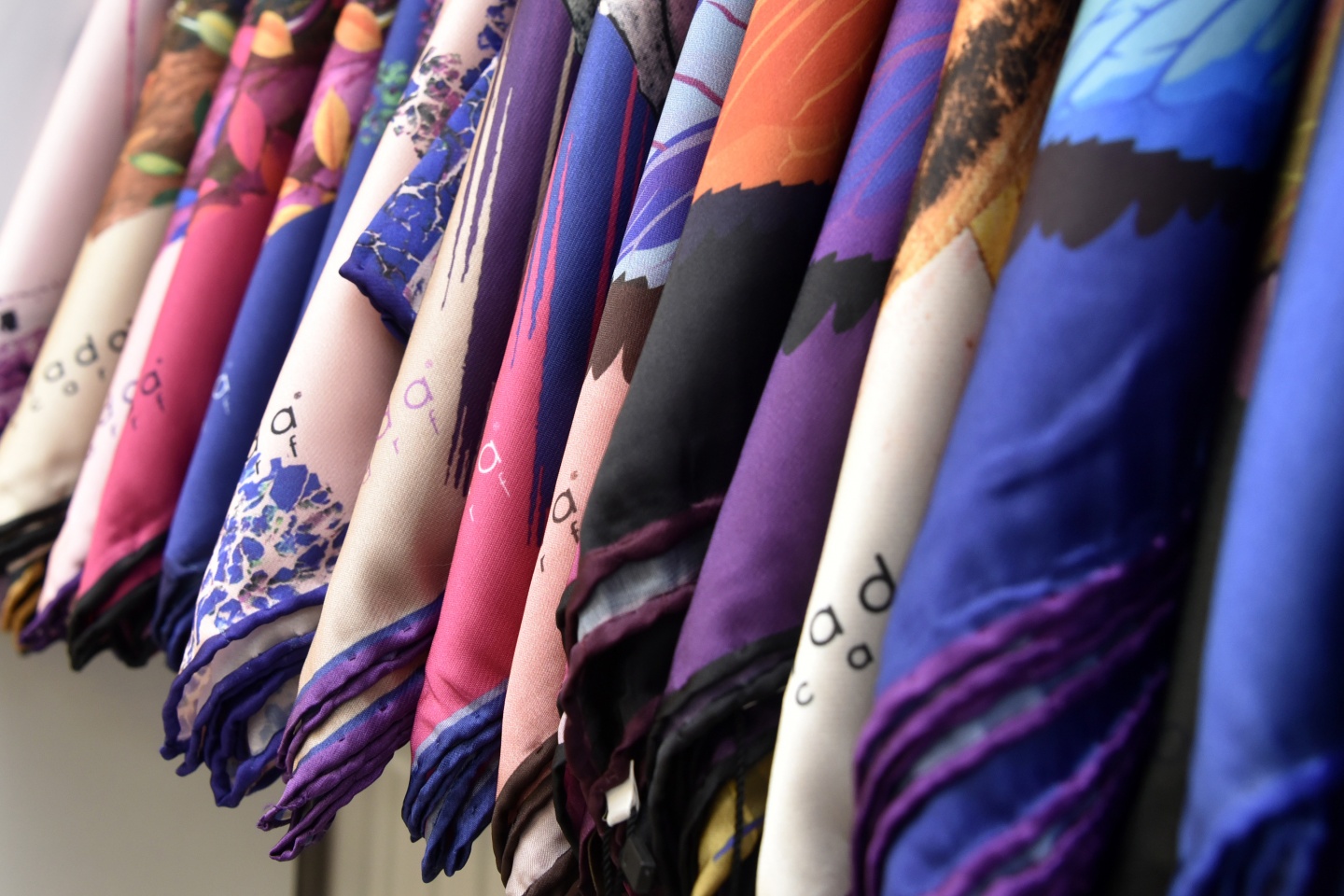 20 metrekare dükkanla başladı, şimdi dünyaya eşarp satıyor 2