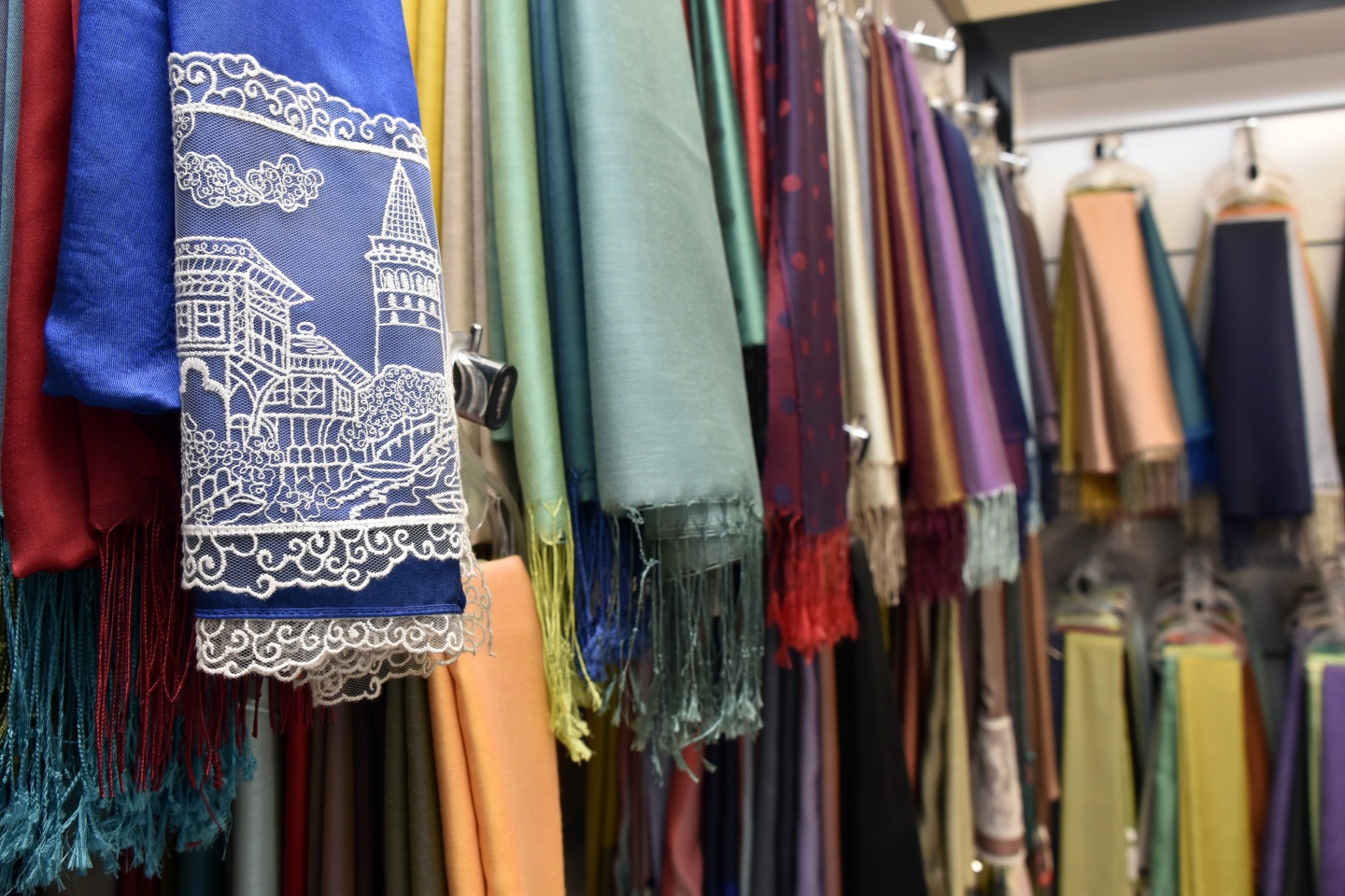 20 metrekare dükkanla başladı, şimdi dünyaya eşarp satıyor 5