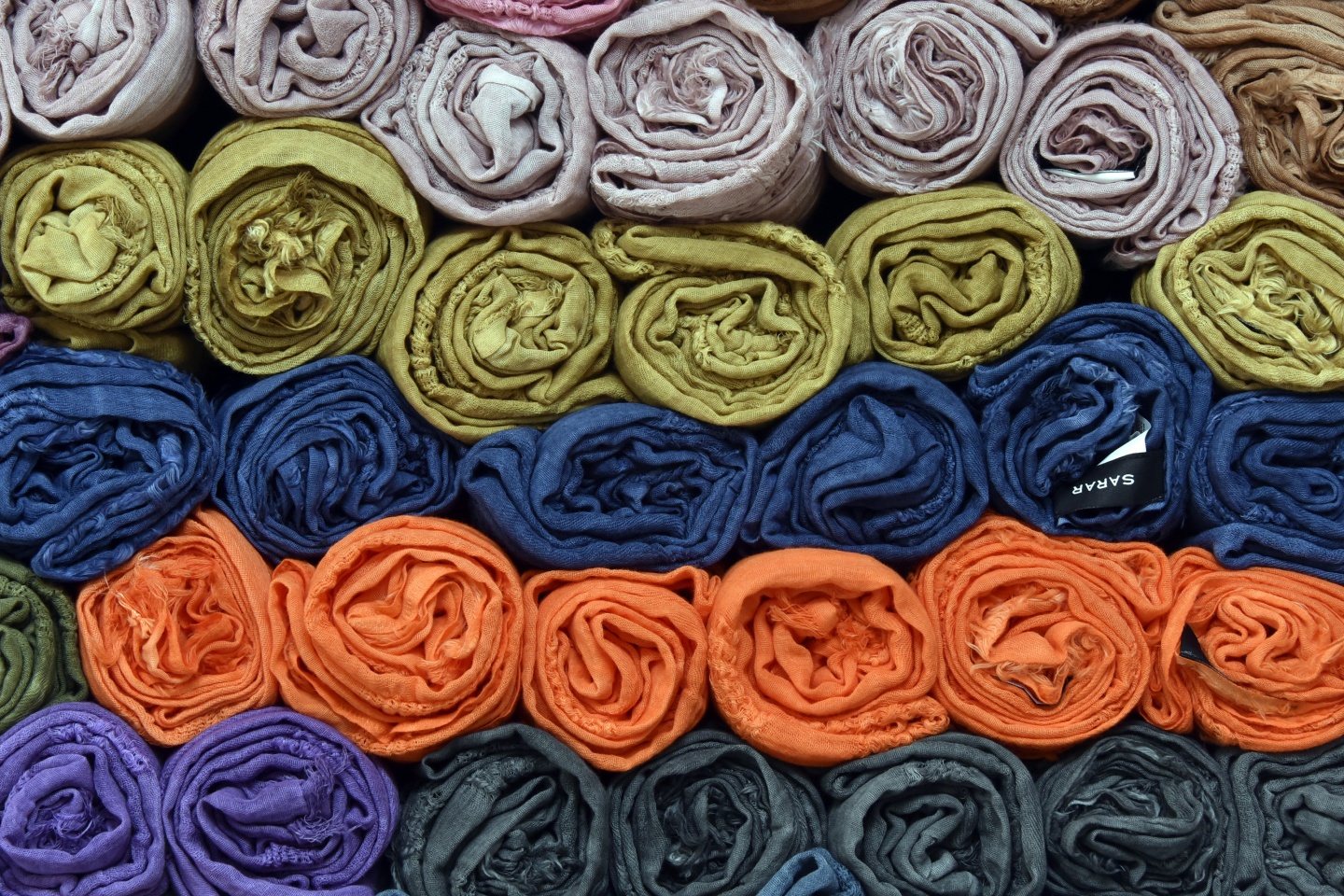 20 metrekare dükkanla başladı, şimdi dünyaya eşarp satıyor 6