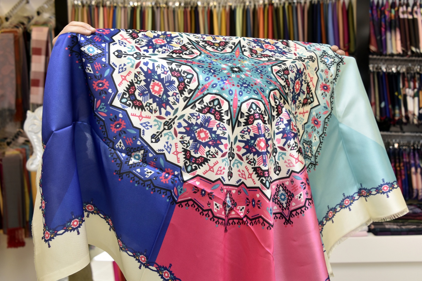 20 metrekare dükkanla başladı, şimdi dünyaya eşarp satıyor 4