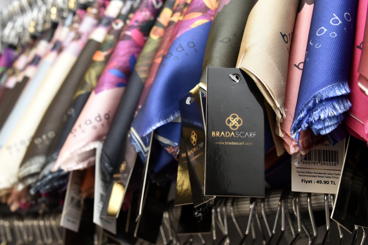 20 metrekare dükkanla başladı, şimdi dünyaya eşarp satıyor 7