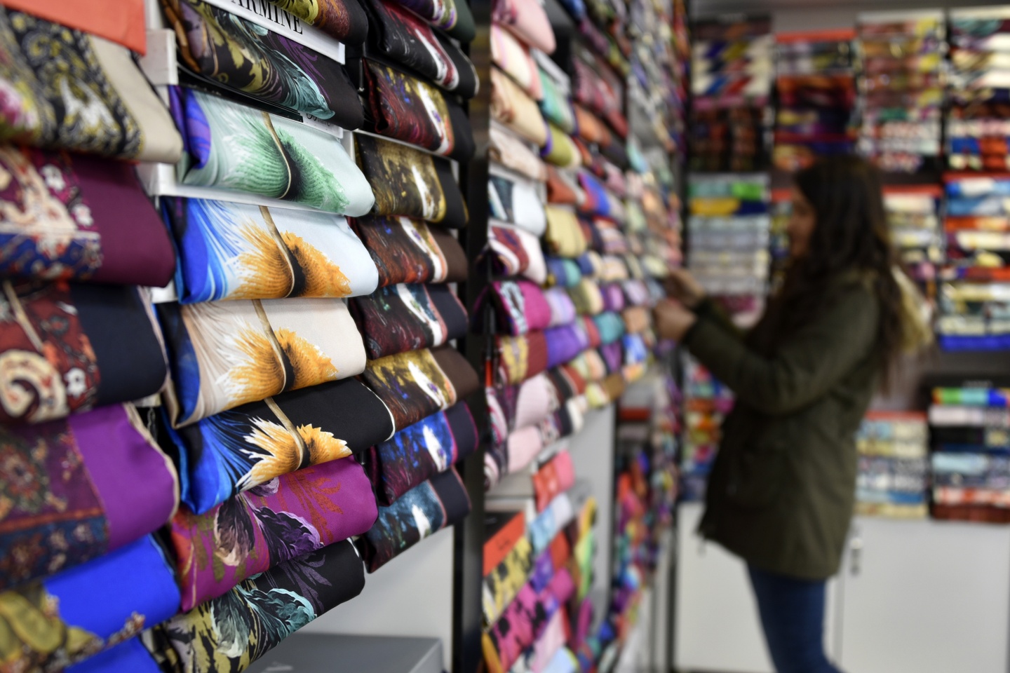 20 metrekare dükkanla başladı, şimdi dünyaya eşarp satıyor 12