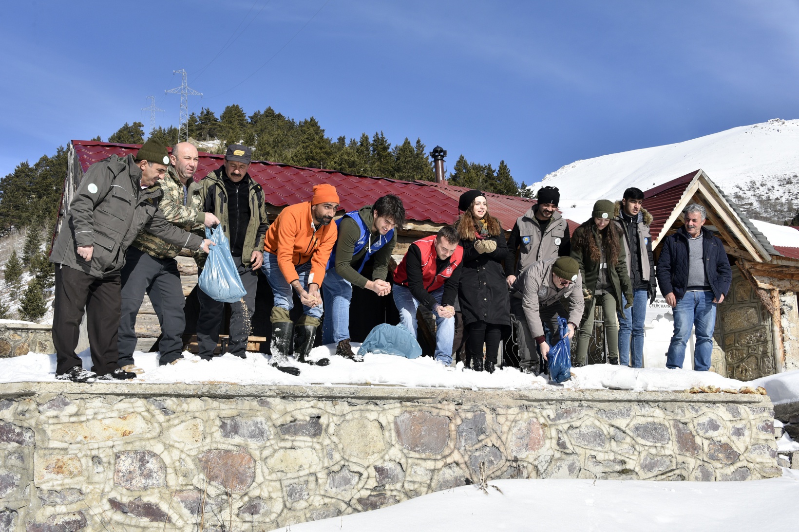 Gümüşhane’de yaban hayatına yem bırakıldı 22