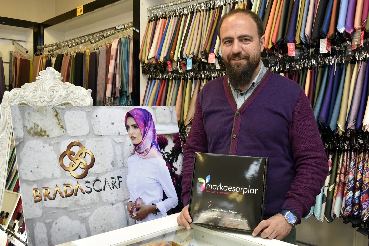 20 metrekare dükkanla başladı, şimdi dünyaya eşarp satıyor 9