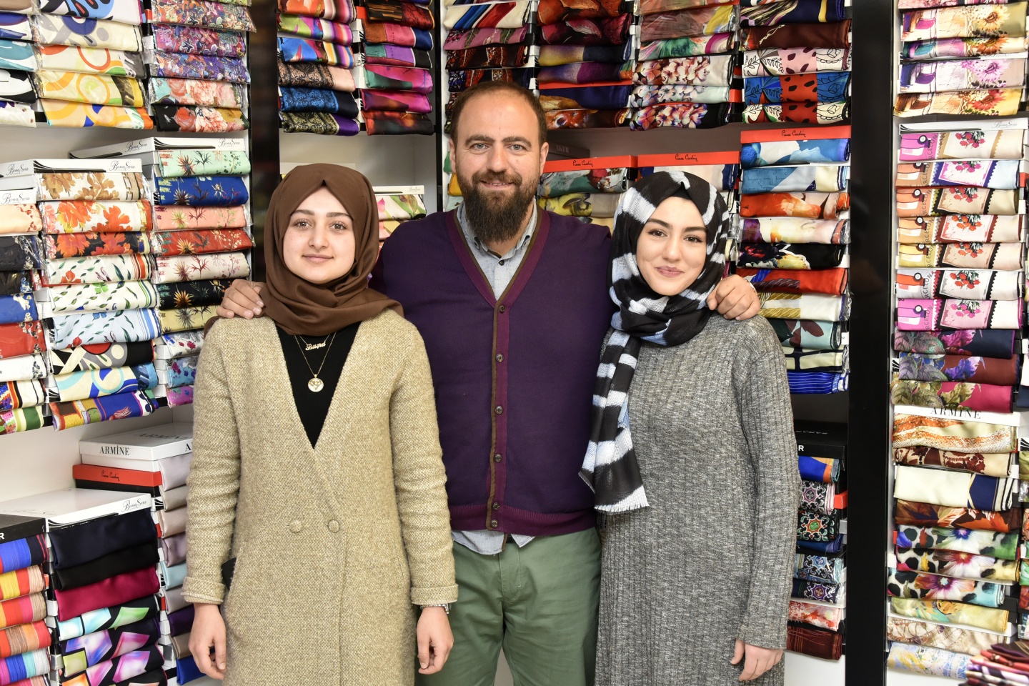 20 metrekare dükkanla başladı, şimdi dünyaya eşarp satıyor 13