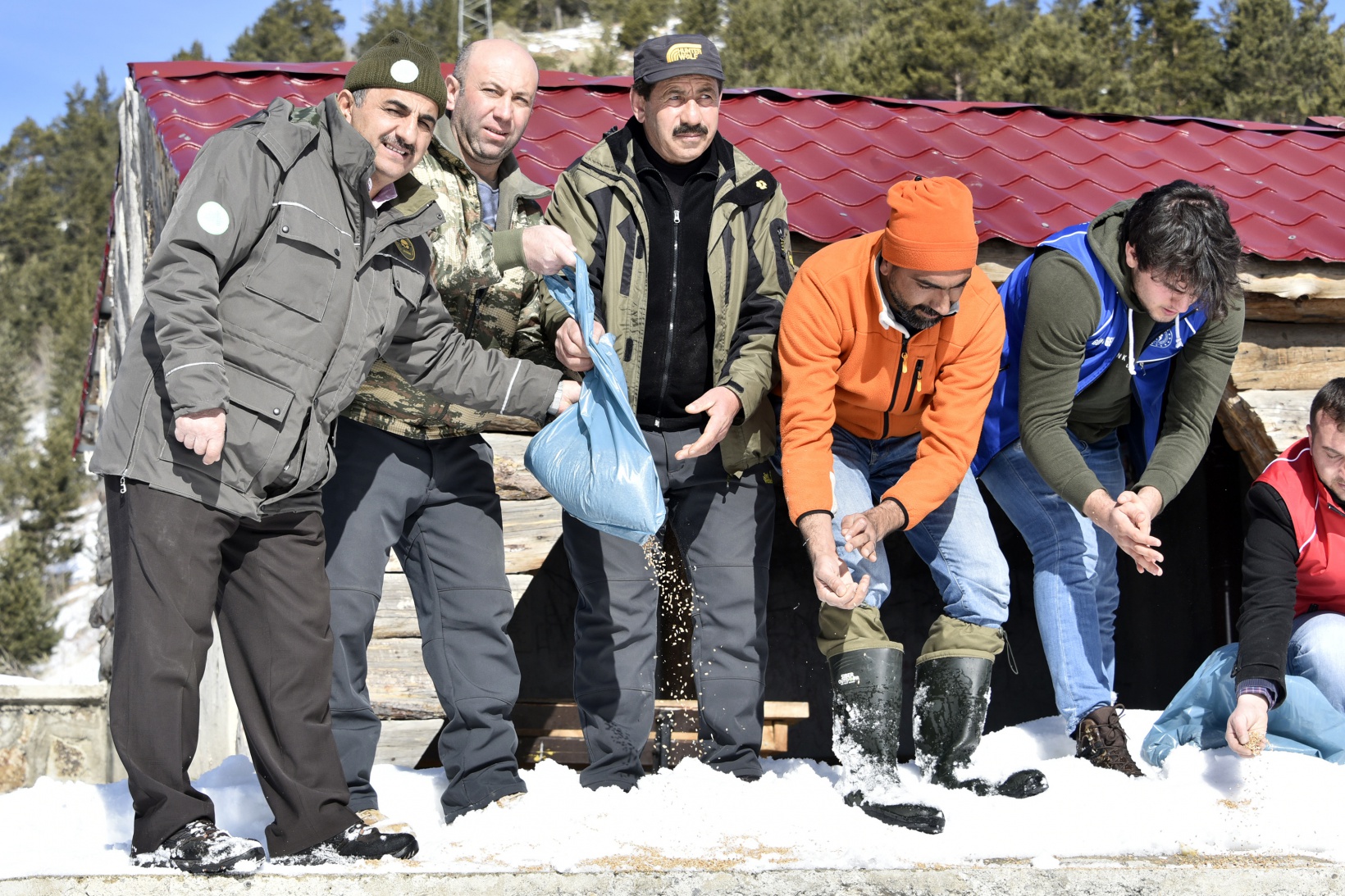 Gümüşhane’de yaban hayatına yem bırakıldı 24