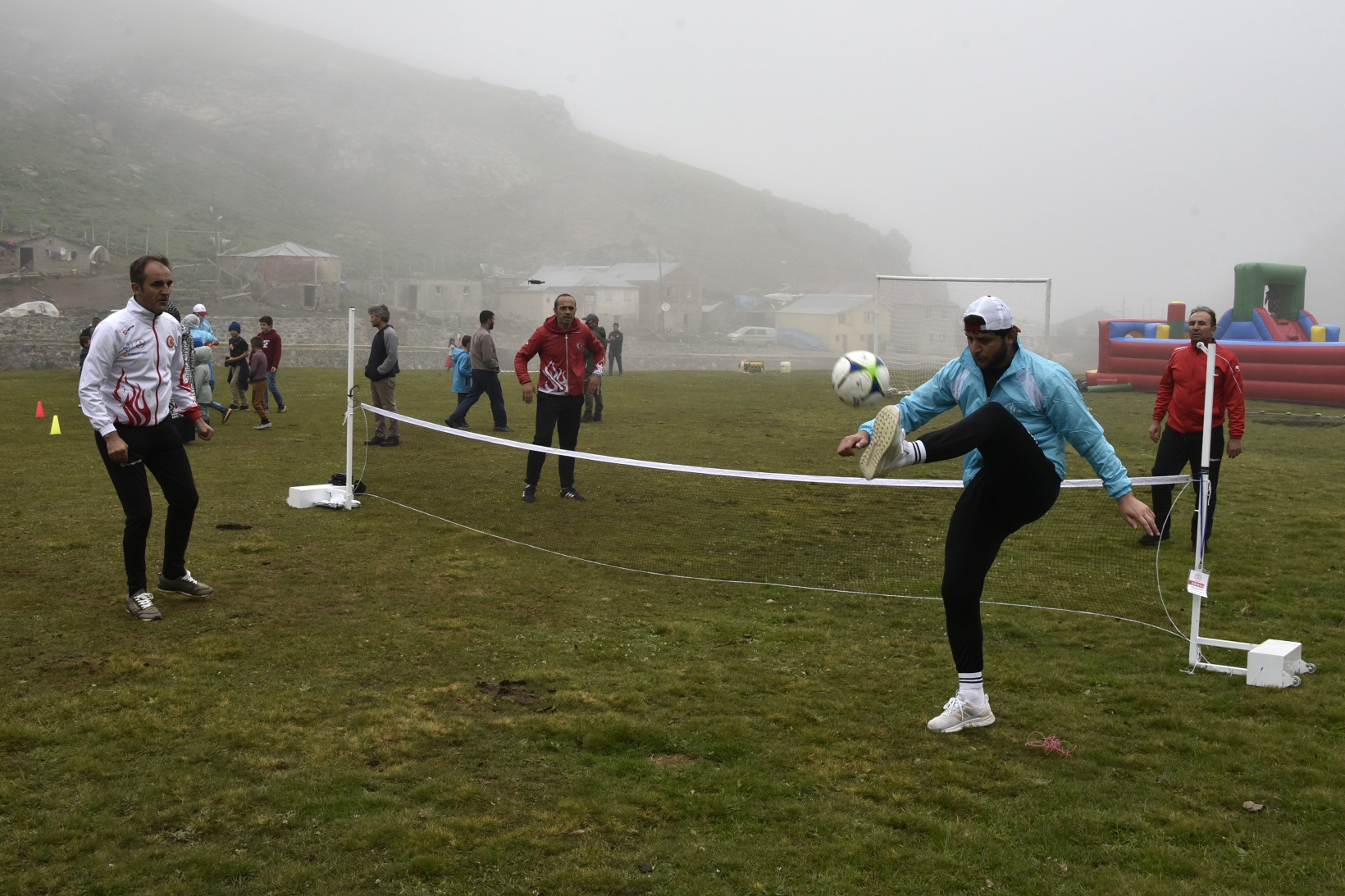 2 bin metredeki yaylada spor şenliği yapıldı 57