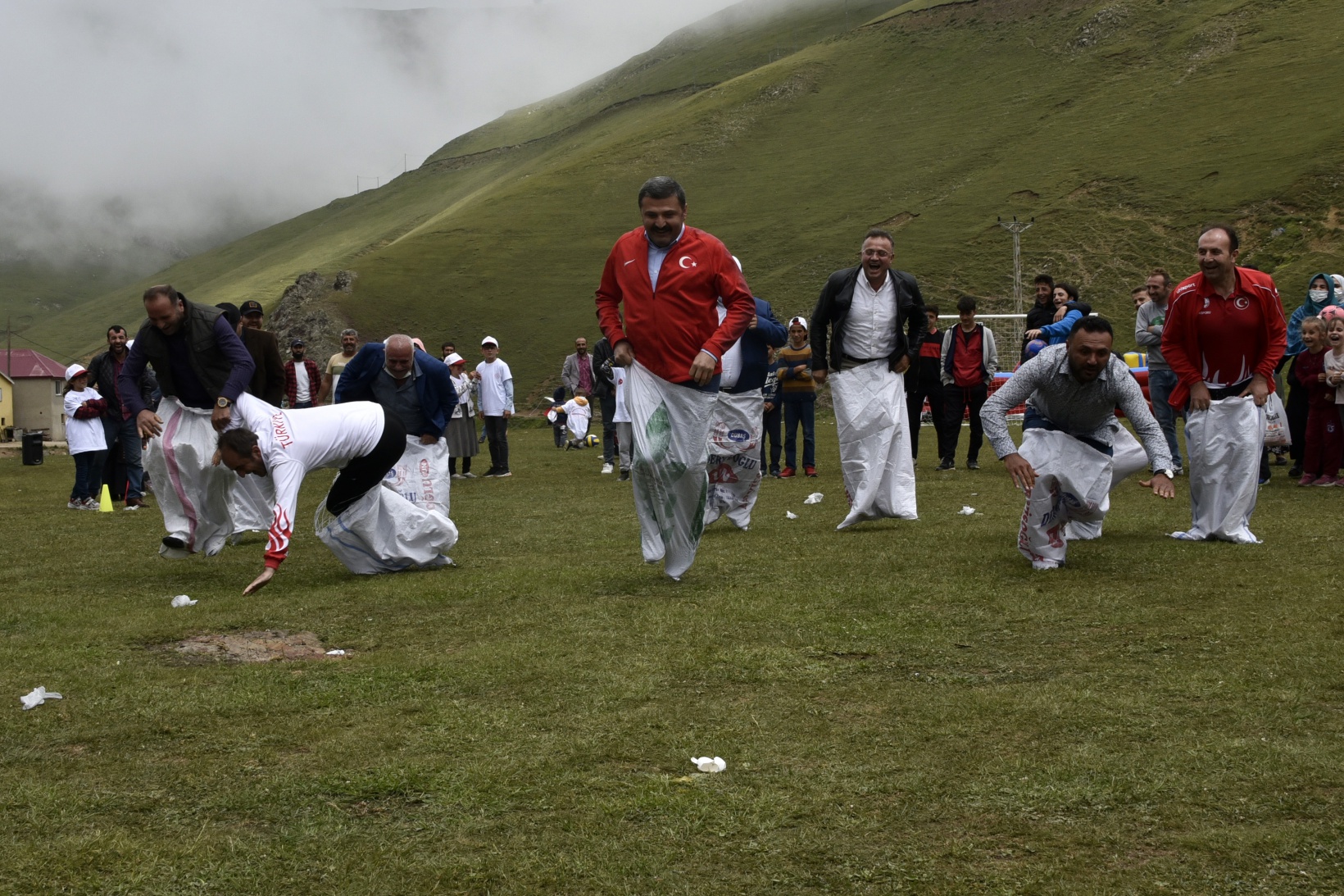 2 bin metredeki yaylada spor şenliği yapıldı 55