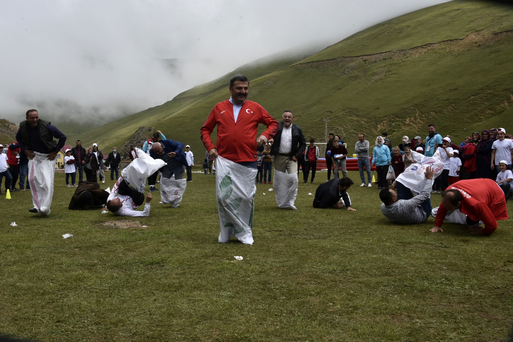 2 bin metredeki yaylada spor şenliği yapıldı 52
