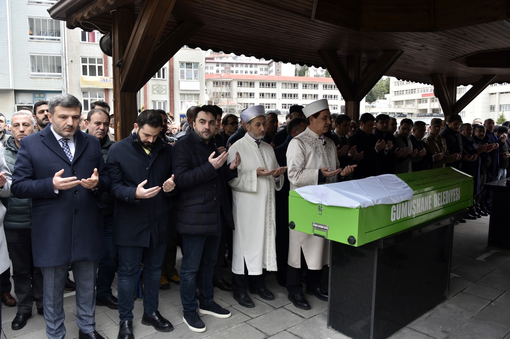 Başkan Çimen’in annesi son yolculuğuna uğurlandı  6