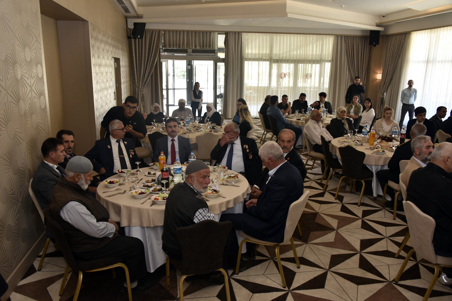 Vali Taşbilek’ten gaziler onuruna yemek 35