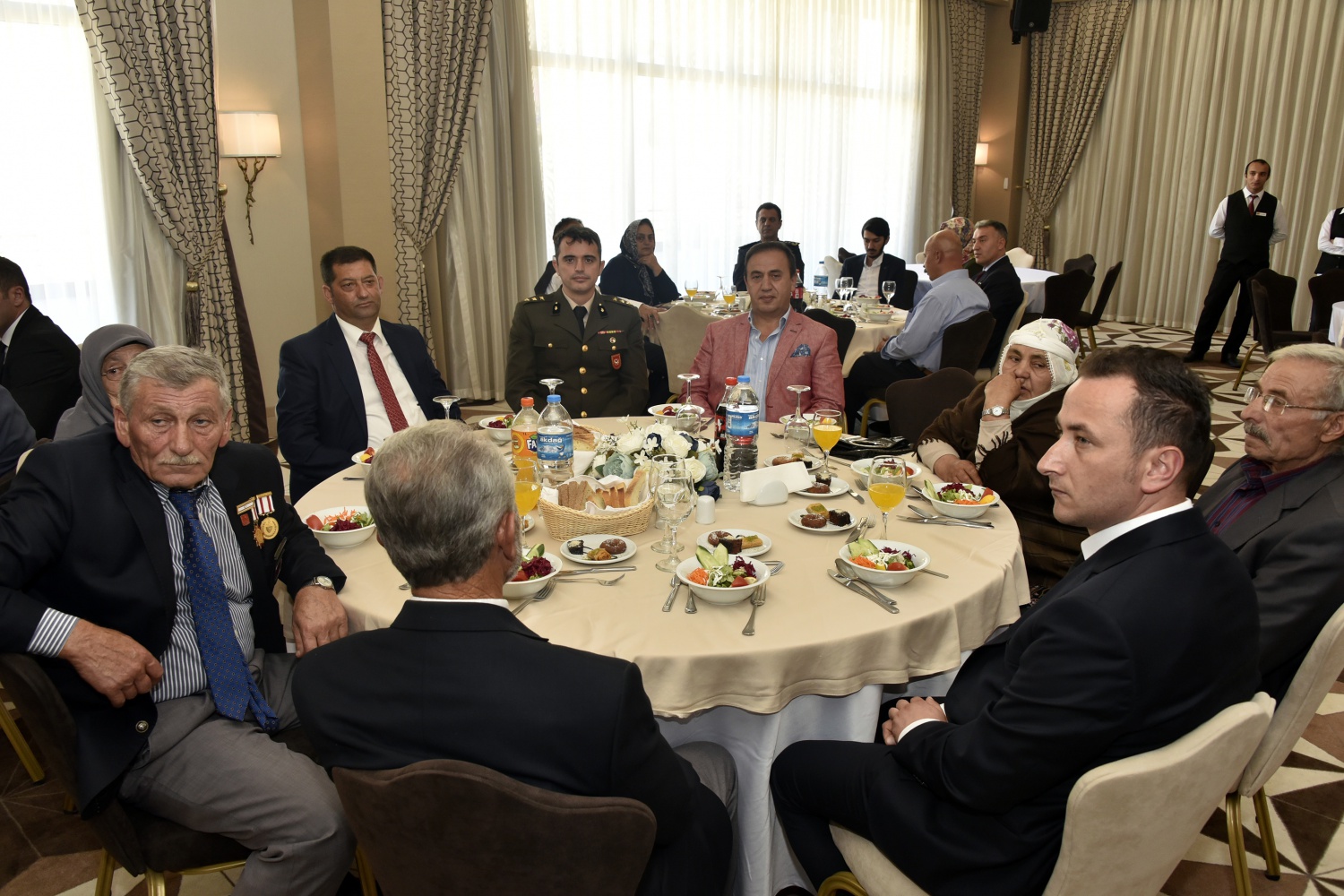 Vali Taşbilek’ten gaziler onuruna yemek 27