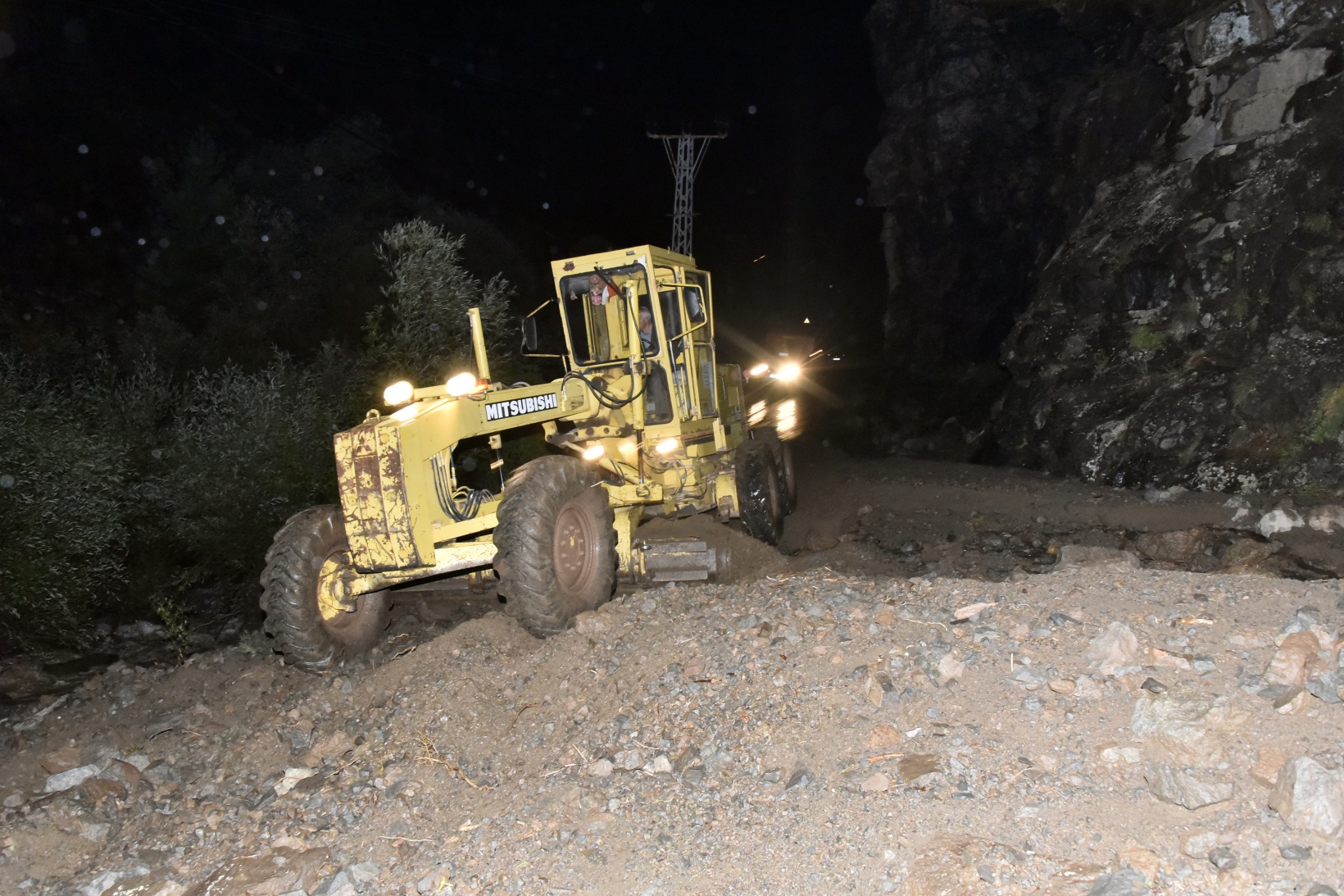 Gümüşhane’de 10 dakika süren dolu ve yağmur sele neden oldu 18