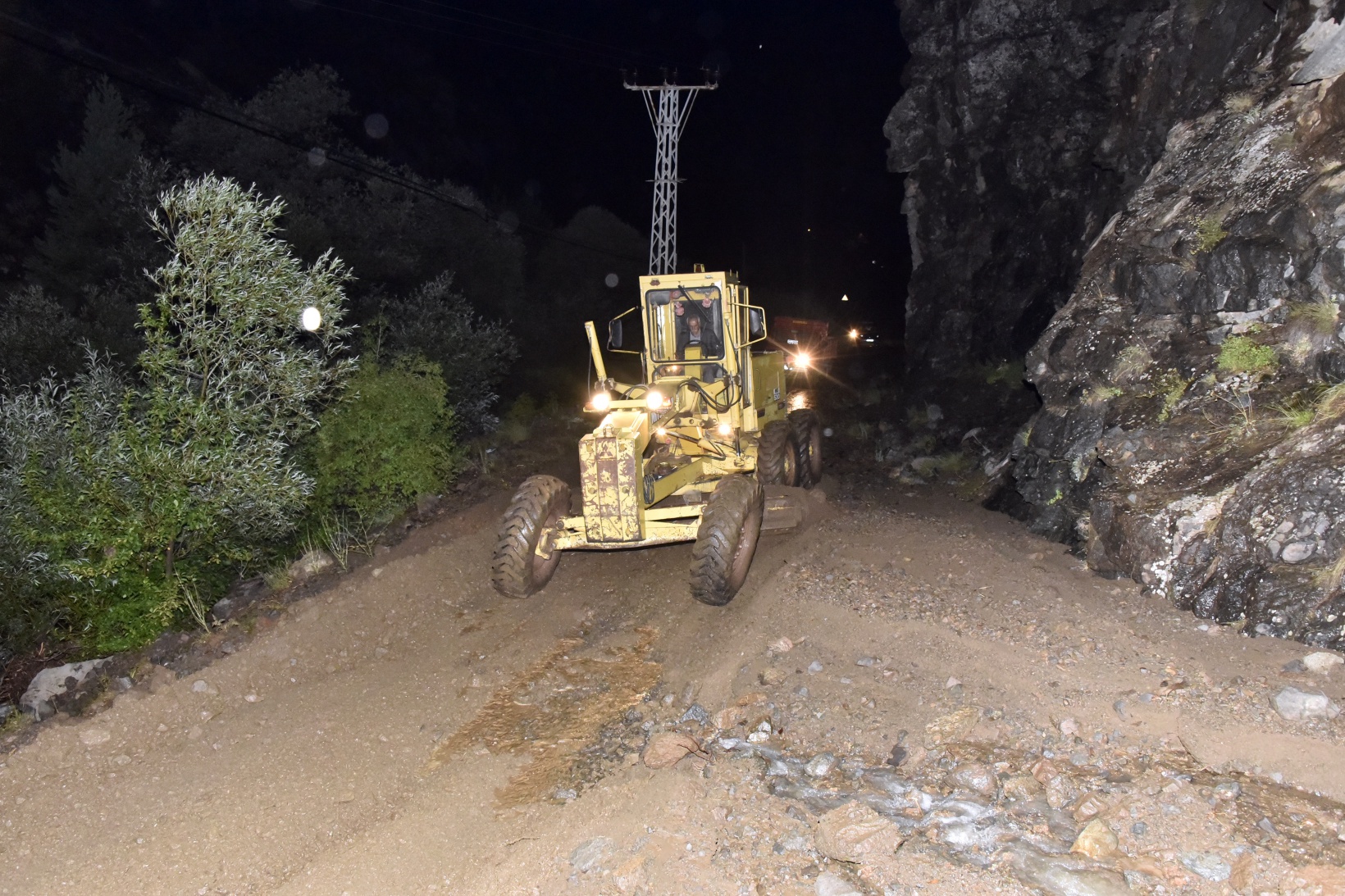 Gümüşhane’de 10 dakika süren dolu ve yağmur sele neden oldu 21