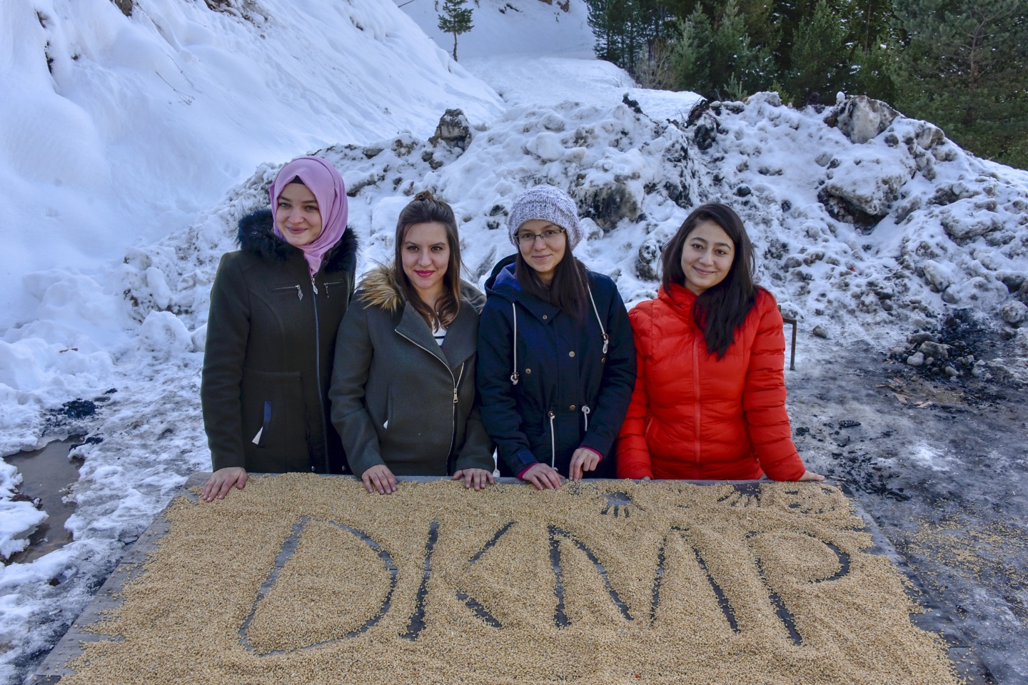 Gümüşhane’de yoğun kış şartlarında yaban hayatı unutulmuyor 17