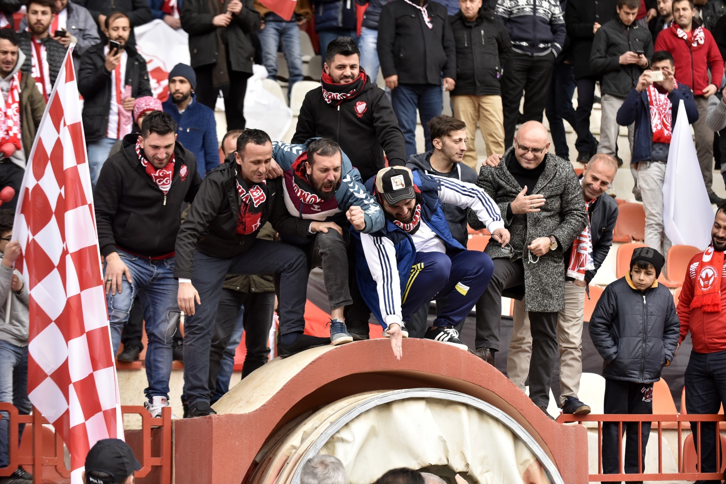 Gümüş sahasındaki ilk mağlubiyetini aldı: 0-2 10