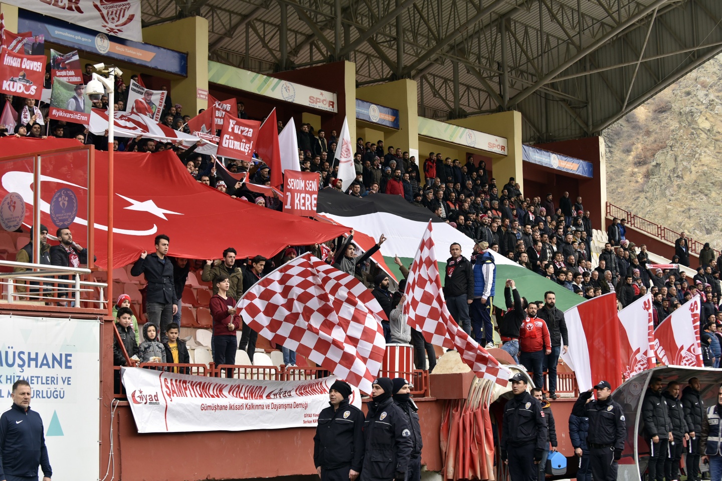 Gümüş sahasındaki ilk mağlubiyetini aldı: 0-2 25